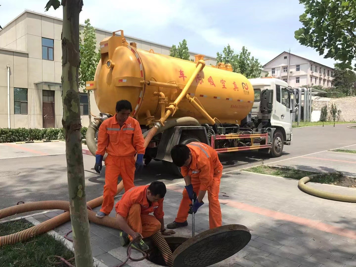 贡山管道疏通车停在窨井附近